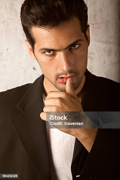 Zuversichtlich Männliche Model Stockfoto und mehr Bilder von Gutaussehend - Gutaussehend, Männer, Smoking