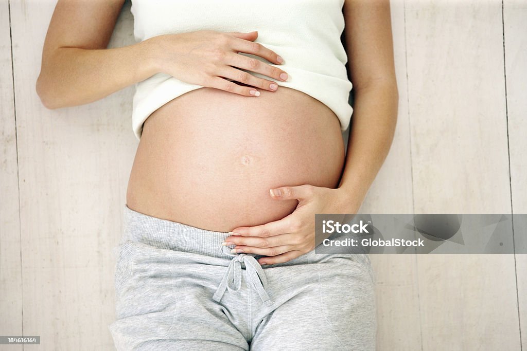 Femme enceinte du ventre - Photo de Être enceinte libre de droits