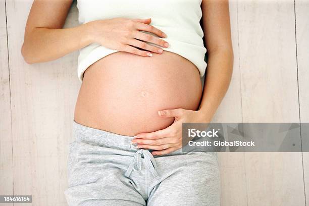 Photo libre de droit de Femme Enceinte Du Ventre banque d'images et plus d'images libres de droit de Être enceinte - Être enceinte, Abdomen, Ventre humain
