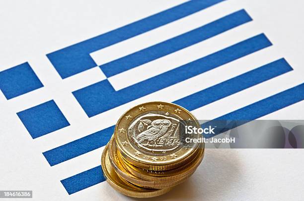 Griechische Flagge Und Euro Stockfoto und mehr Bilder von EU-Währung - EU-Währung, Ehemalige griechische Währung, Euro-Symbol