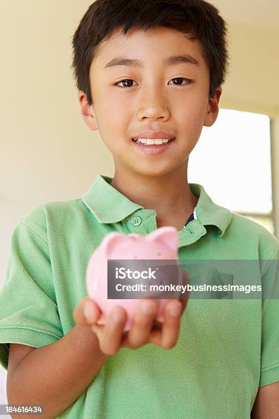 Giovane Ragazzo Tenendo Piggybank - Fotografie stock e altre immagini di 10-11 anni - 10-11 anni, Ambientazione interna, Bambini maschi