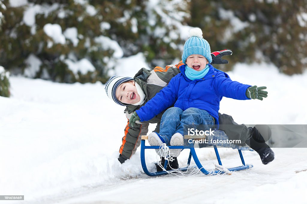 Zwei kleine Jungs auf Schnee Schlitten - Lizenzfrei Aktivitäten und Sport Stock-Foto