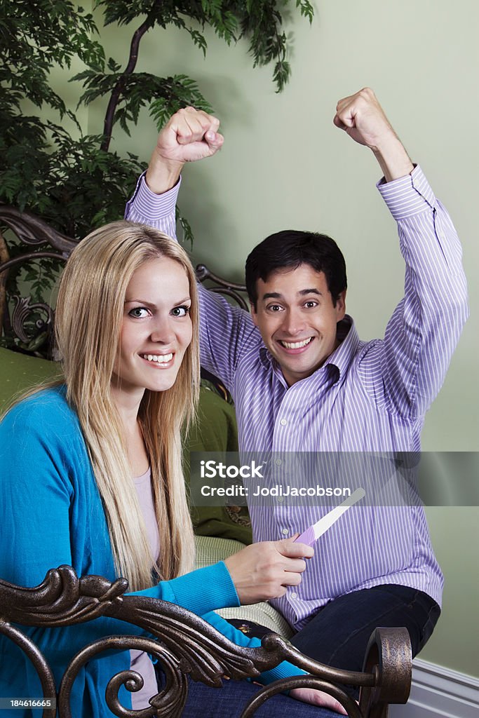 Feliz prueba de embarazo marido - Foto de stock de Aclamar libre de derechos