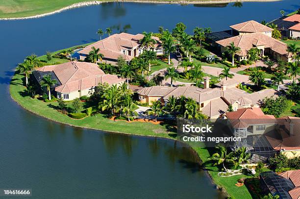 Domy Nad Jeziorem - zdjęcia stockowe i więcej obrazów Stan Floryda - Stan Floryda, Budowla mieszkaniowa, Naples