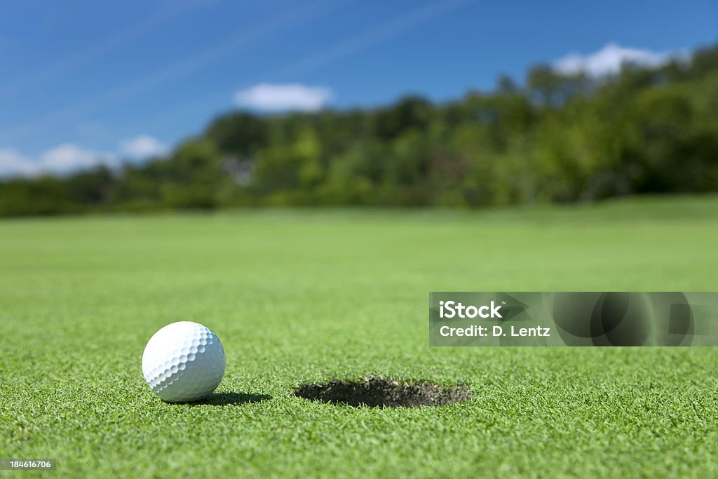 ゴルフボールにエッジの穴 - 穴のロイヤリティフリーストックフォト