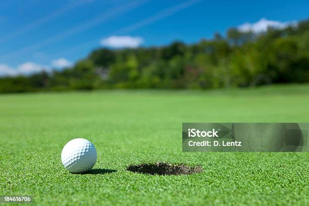 Piłka Do Golfa Na Krawędzi Otworu - zdjęcia stockowe i więcej obrazów Dziura - Dziura, Golf - Sport, Putting green