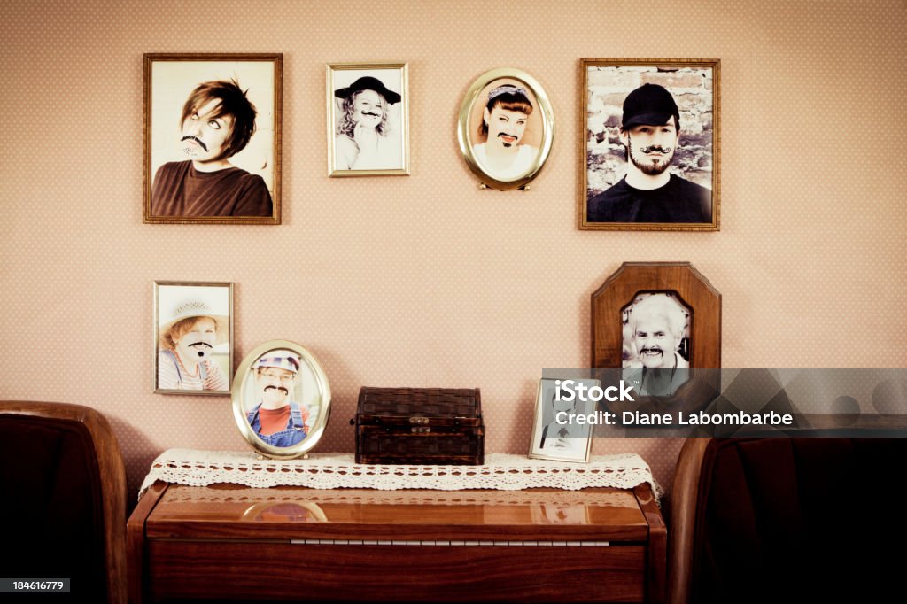 Bigode família Protraits com Scribbled Moustaches - Royalty-free Família Foto de stock