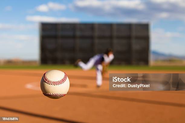 Campo De Béisbol Foto de stock y más banco de imágenes de Lanzador de béisbol - Lanzador de béisbol, Pelota de béisbol, Campo de béisbol