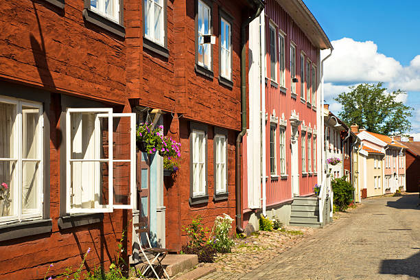suédois maisons en bois vieux - kalmar photos et images de collection