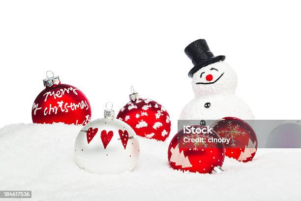 Rote Weihnachtskugeln Im Schnee Stockfoto und mehr Bilder von Freisteller – Neutraler Hintergrund - Freisteller – Neutraler Hintergrund, Schneemann, Beleuchtet