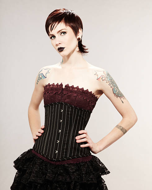 hermosa mujer usando tattooed corsé vestido negro - corset gothic style fetish wear women fotografías e imágenes de stock
