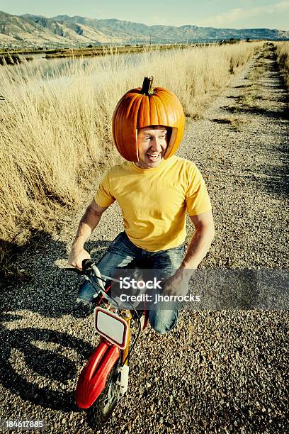 Foto de Abóbora Redneck Piloto De Motocicleta e mais fotos de stock de Capacete - Equipamento - Capacete - Equipamento, Capacete esportivo, Esquisito