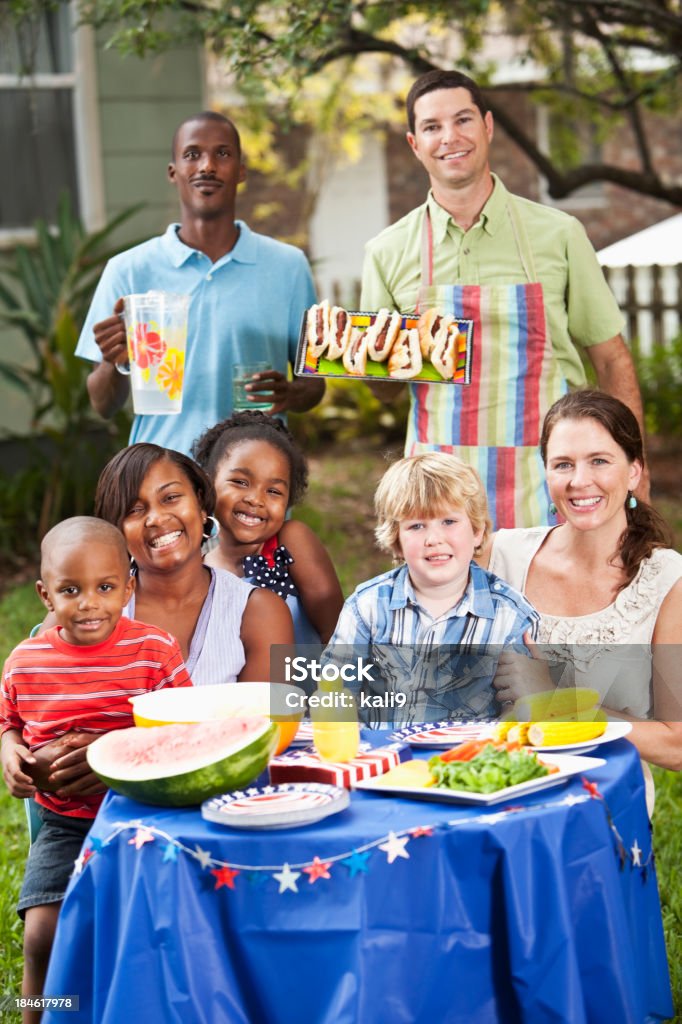 Due famiglie in cortile grigliata - Foto stock royalty-free di 4-5 anni