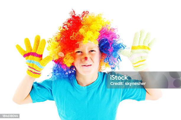 Photo libre de droit de Souriant Fille Clown Isolé Sur Blanc banque d'images et plus d'images libres de droit de Accessoire de déguisement - Accessoire de déguisement, Artiste de spectacle, Arts Culture et Spectacles