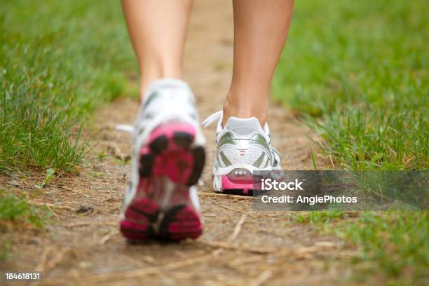 Plano Aproximado De Sapatos De Running - Fotografias de stock e mais imagens de Adulto - Adulto, Andar, Ao Ar Livre