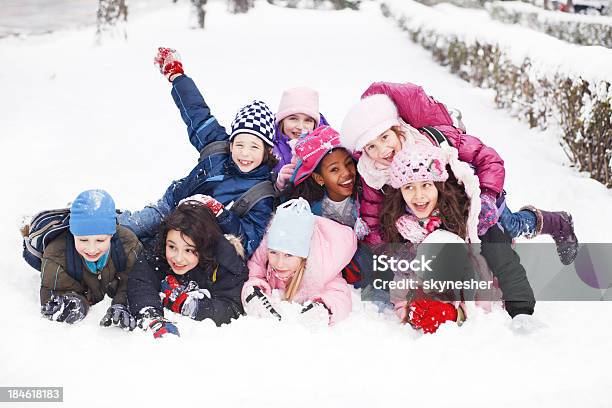 面白いグループのお子様は雪の中で横になっています - 子供のストックフォトや画像を多数ご用意 - 子供, 冬, 雪