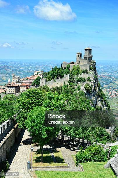 Foto de Castelo De San Marino e mais fotos de stock de Ajardinado - Ajardinado, Anos 1000, Arcaico
