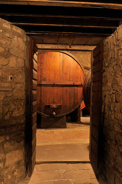 la antigua bodega de vinos en toscana - cellar door fotografías e imágenes de stock