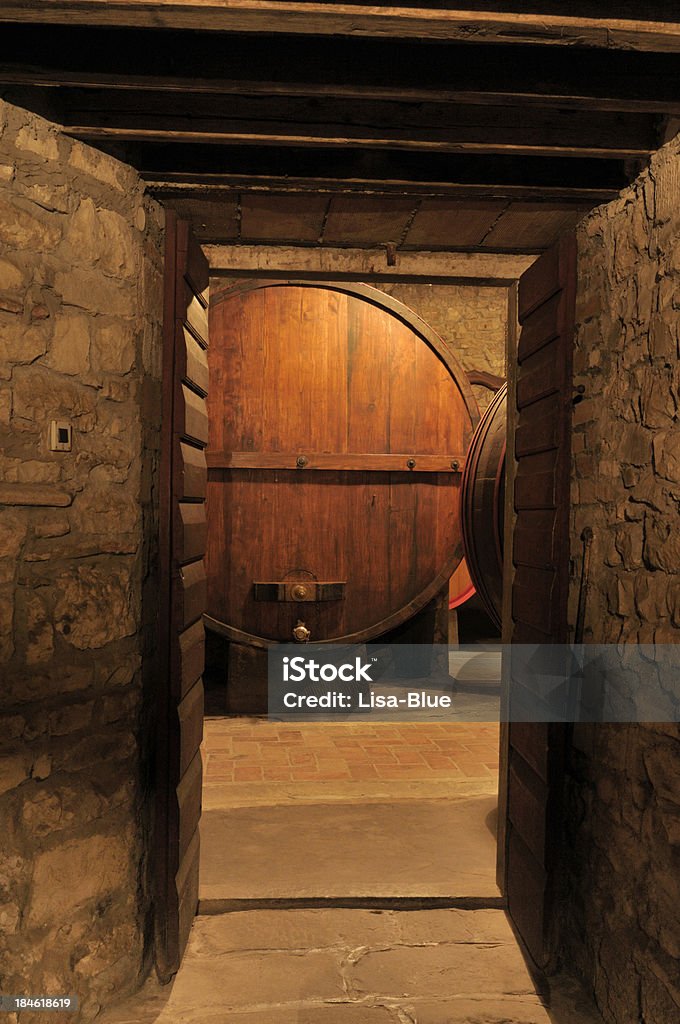 Antiga adega de vinhos da Toscana - Foto de stock de Adega - Característica arquitetônica royalty-free
