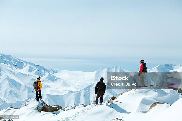 A Piste Va Foto de stock y más banco de imágenes de Casco - Herramientas profesionales - Casco - Herramientas profesionales, Montaña, Accesorio de cabeza