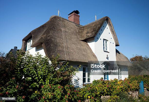 Cottage Mit Strohdach Stroh Auf Dem Dach Stockfoto und mehr Bilder von Wohnhaus - Wohnhaus, Insel Sylt, Dach