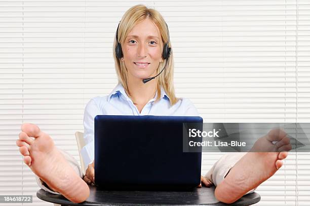 Mujer Joven Trabajando En Casa Con Pc Foto de stock y más banco de imágenes de Agente de servicio al cliente - Agente de servicio al cliente, Escritorio, Pereza