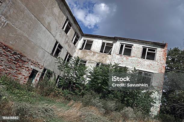 Edificio Foto de stock y más banco de imágenes de Abandonado - Abandonado, Agresión, Aire libre