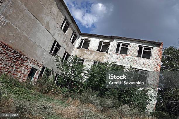 Foto de Edifício e mais fotos de stock de Abandonado - Abandonado, Acabado, Agressão