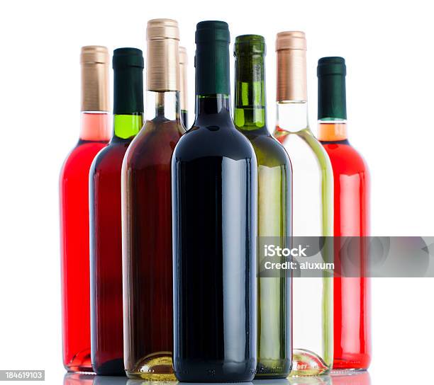 Botellas De Vino Foto de stock y más banco de imágenes de Botella de vino - Botella de vino, Fondo blanco, Sin personas