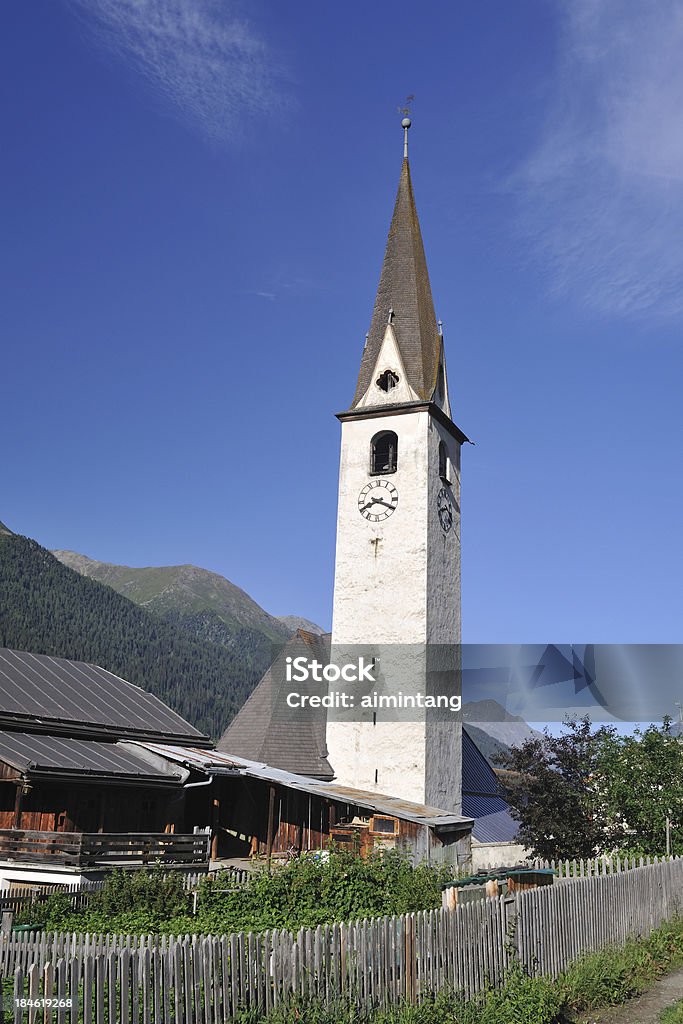 Chiesa in Ardez - Foto stock royalty-free di Architettura