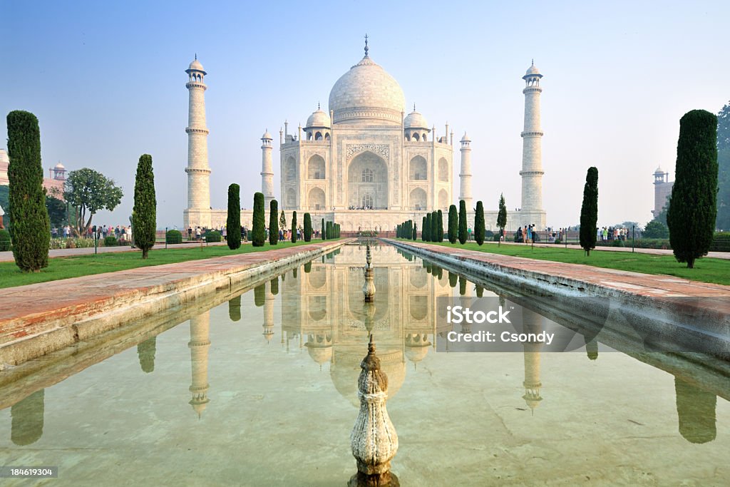 O Taj Mahal ao nascer do sol com reflexo - Foto de stock de Agra royalty-free