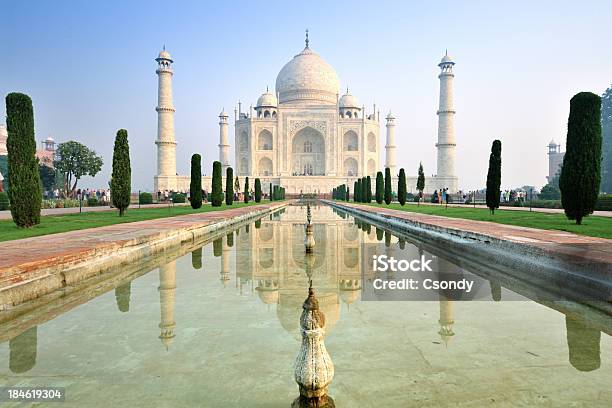 Foto de O Taj Mahal Ao Nascer Do Sol Com Reflexo e mais fotos de stock de Agra - Agra, Arquitetura, Azul