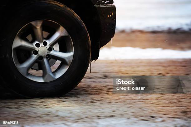 Movimento De Carros Turva Condução Na Neve E Chuvaweather Condition - Fotografias de stock e mais imagens de Alfalto