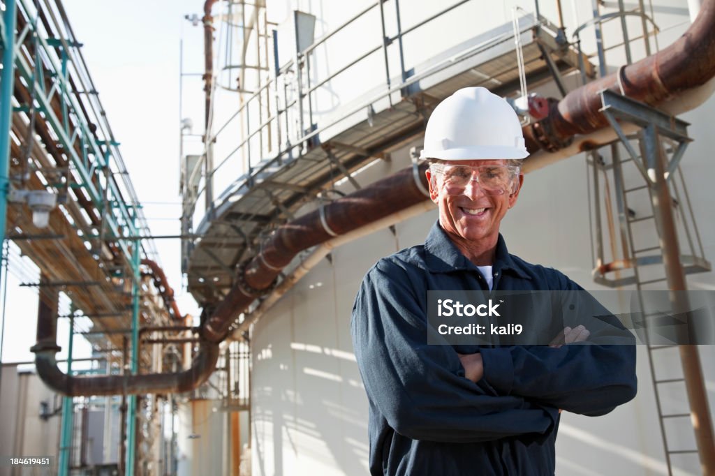 Senior maschile lavoratore in impianto industriale - Foto stock royalty-free di Braccia incrociate