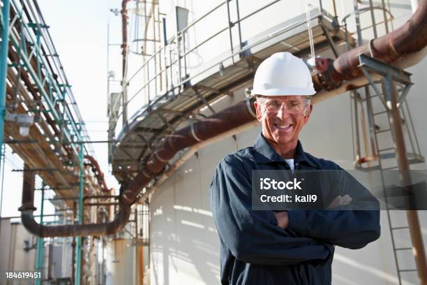 Senior Maschile Lavoratore In Impianto Industriale - Fotografie stock e altre immagini di Braccia incrociate - Braccia incrociate, Caposquadra, Tuta da lavoro