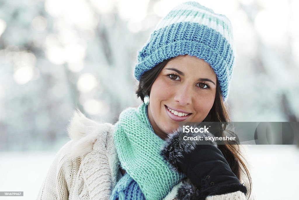 Close-up de uma mulher vestindo um chapéu de malha azul e lenço. - Foto de stock de Adolescente royalty-free