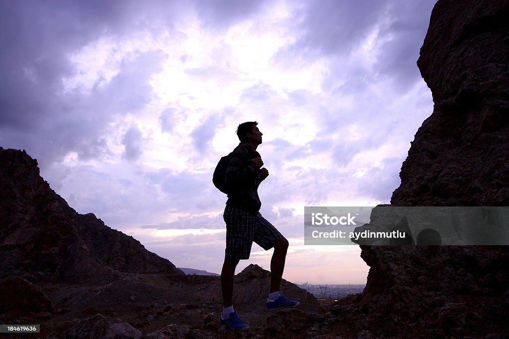 Alcanzar el pico de la montaña - Foto de stock de Acantilado libre de derechos