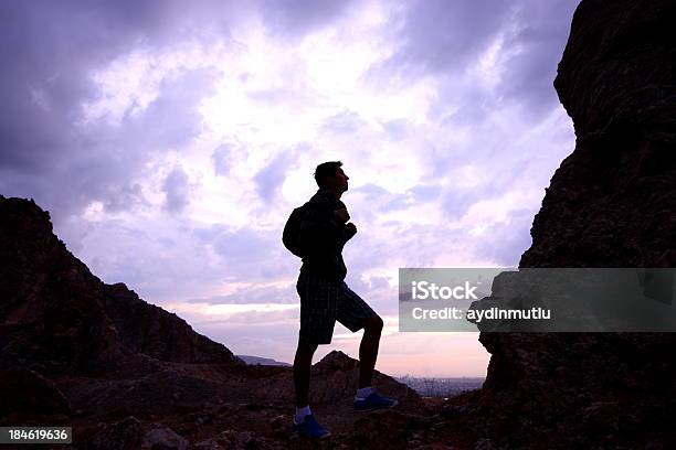 Alcanzar El Pico De La Montaña Foto de stock y más banco de imágenes de Acantilado - Acantilado, Actividad, Actividades recreativas