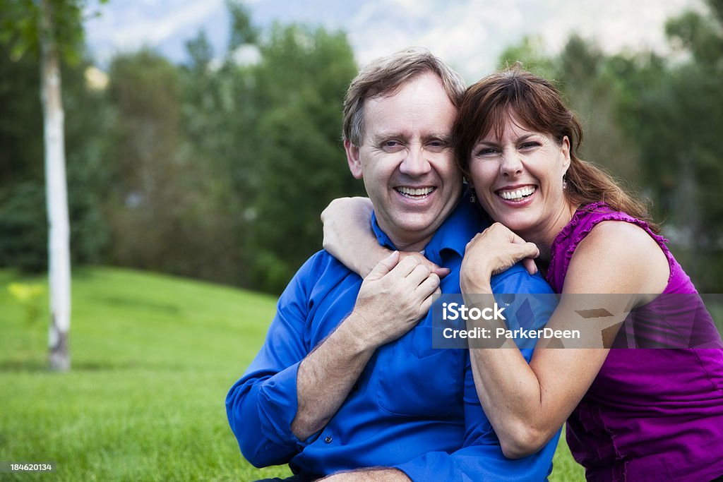 Lindo casal no lado de fora - Foto de stock de 40-44 anos royalty-free