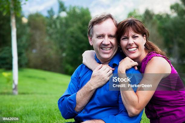 Foto de Lindo Casal No Lado De Fora e mais fotos de stock de 40-44 anos - 40-44 anos, 50-54 anos, Abraçar