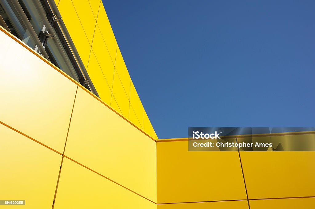 Architecture moderne contre un ciel bleu et jaune - Photo de Jaune libre de droits