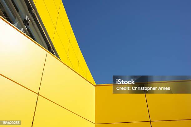 モダンなイエローの建築にブルースカイ - 黄色のストックフォトや画像を多数ご用意 - 黄色, 建築, 青
