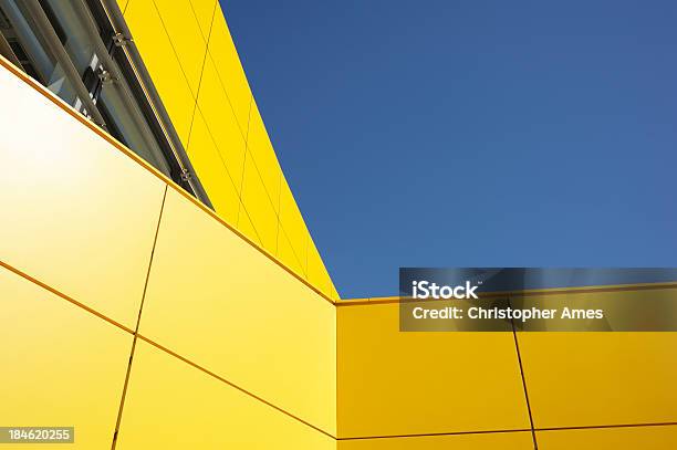 Moderna Arquitetura Amarelo Contra O Céu Azul - Fotografias de stock e mais imagens de Amarelo - Amarelo, Arquitetura, Azul