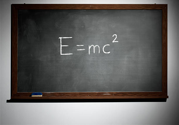 l'école repasser et craie dessin e = mc2 - formula blackboard complexity scientist photos et images de collection