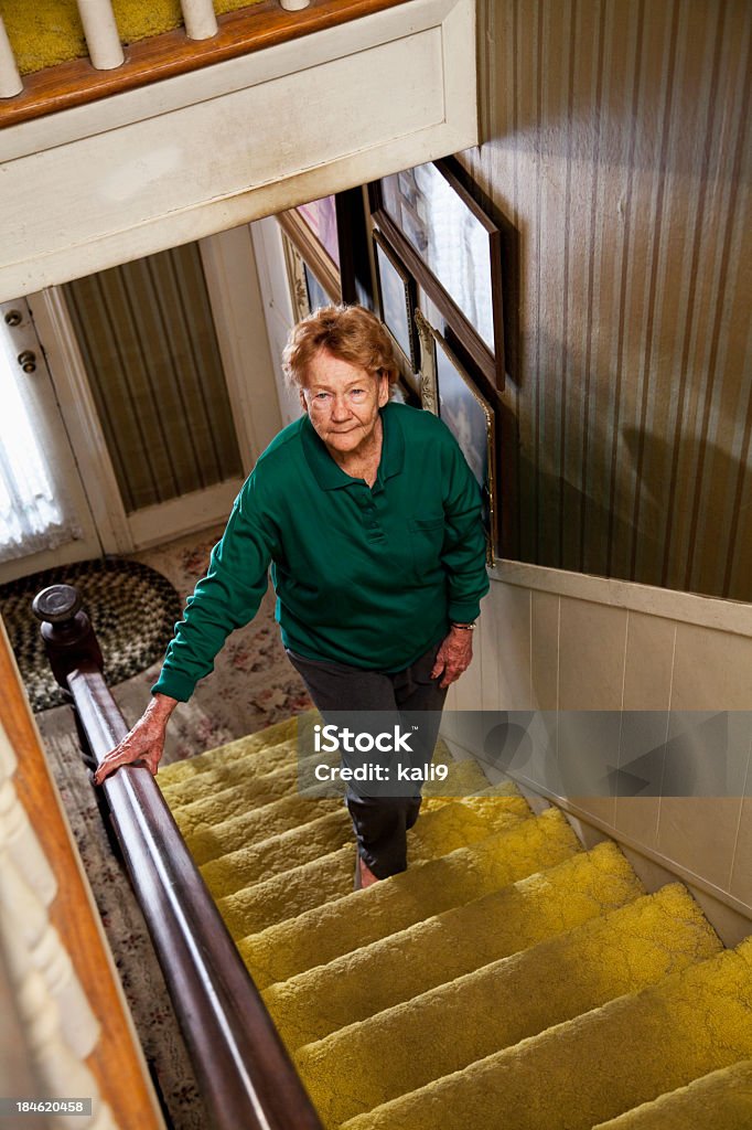 Mulher idosa escadas de escalada - Royalty-free Escadaria Foto de stock