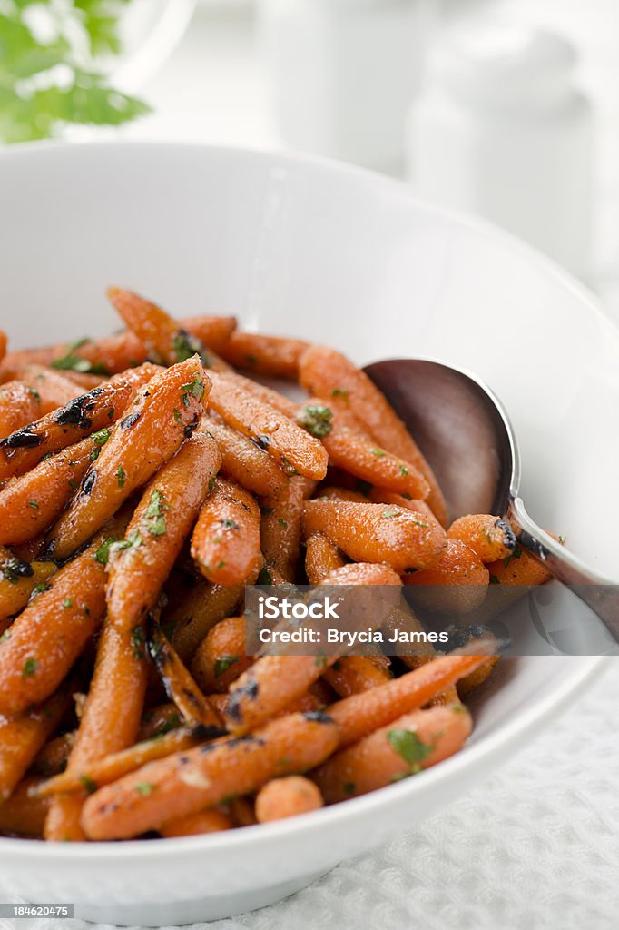 Gegrillte Kräuter kleine Karotten Vertikal - Lizenzfrei Beilage Stock-Foto