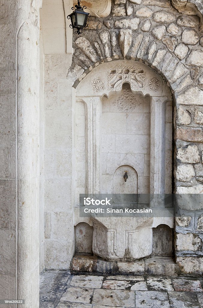 Vieille fontaine en pierre washbowl - Photo de Antioche libre de droits