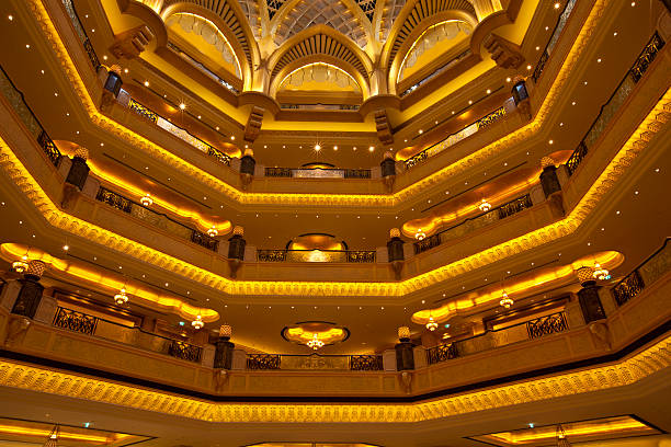 lussuoso golden balconys e soffitto - emirates palace hotel foto e immagini stock