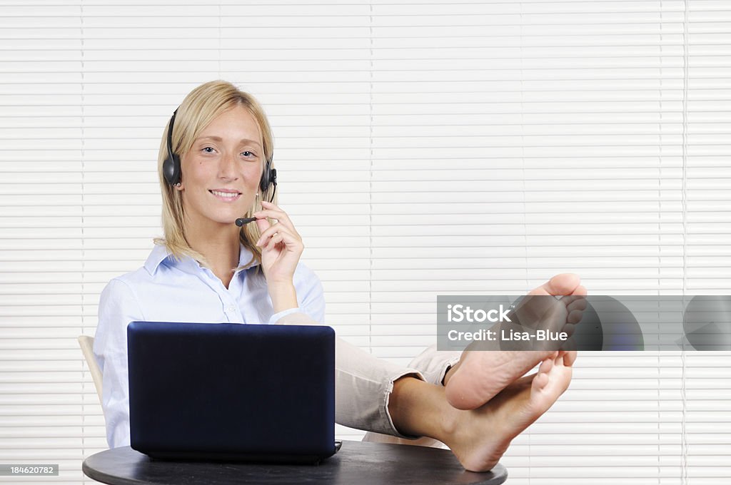 Jovem mulher trabalhando em casa com o PC - Foto de stock de Etnia caucasiana royalty-free