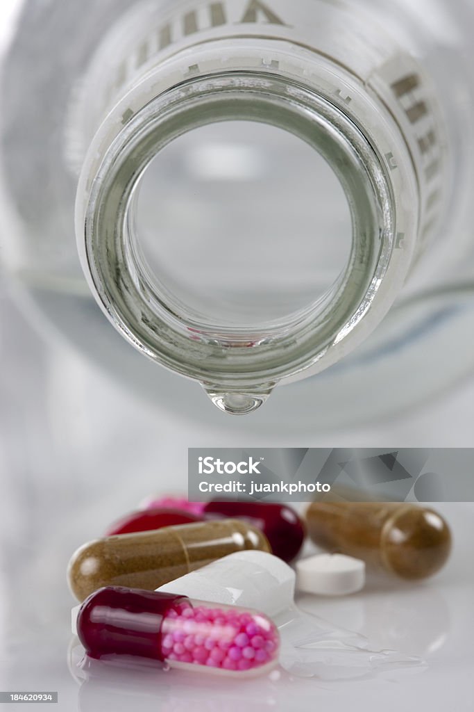 Pílulas e bebidas alcoólicas - Foto de stock de Analgésico royalty-free